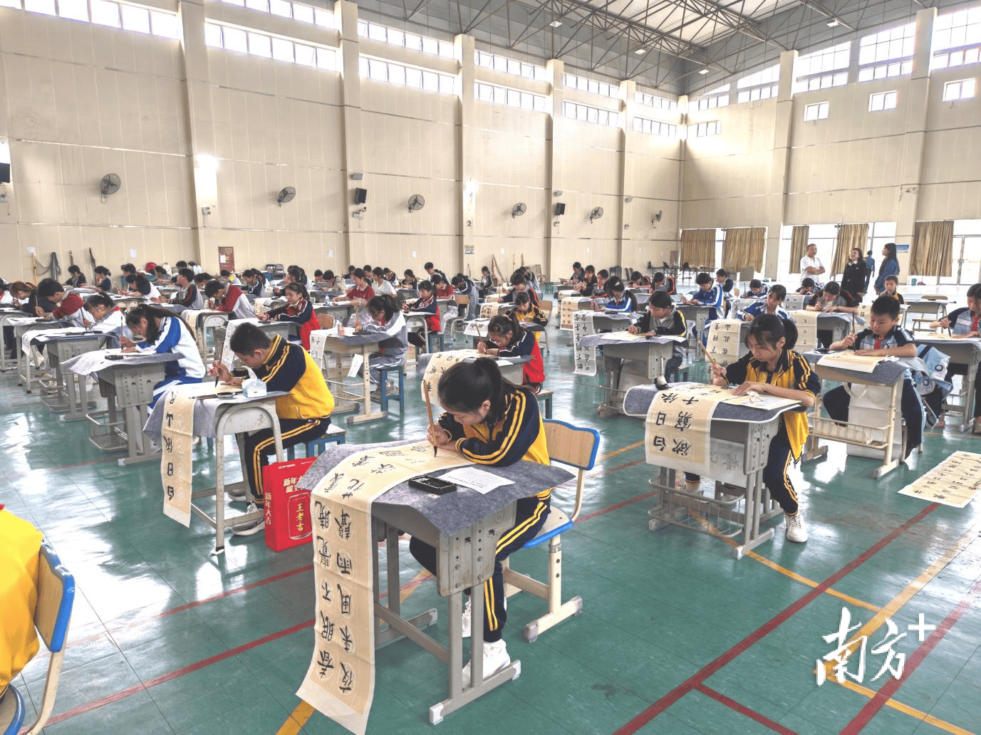 豐順縣百名學生現場軟筆書法比賽在豐順中學舉辦