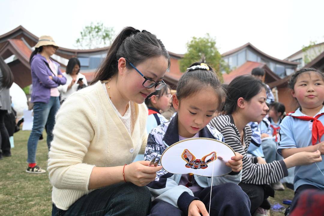 點贊成都這所小學！把刺繡課上成了“全員必修課”