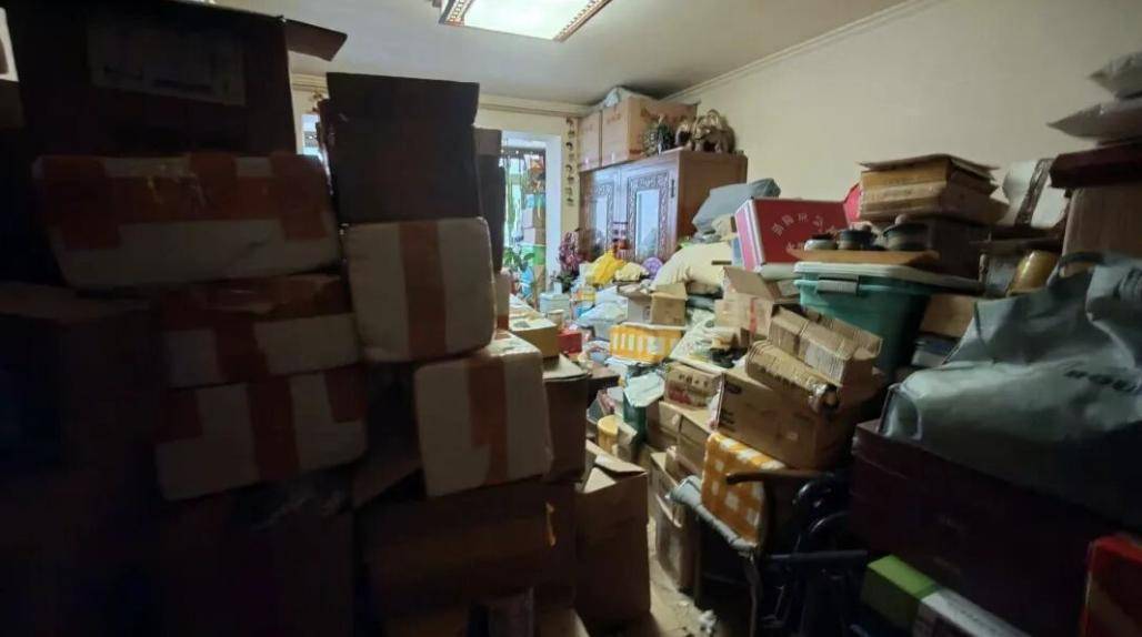 年近八旬老太每天看直播網購，家中快遞堆滿