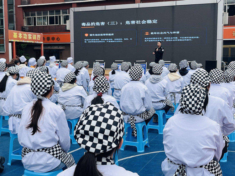 重慶市兩江新區回興街道錦屏路社羣開展禁毒反詐宣傳教育活動