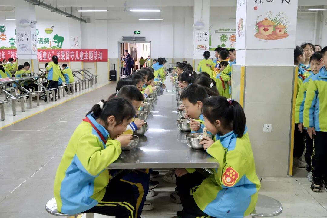 小管家顯擔當 雷鋒精神潤校園——育紅小學開展雷鋒月主題活動