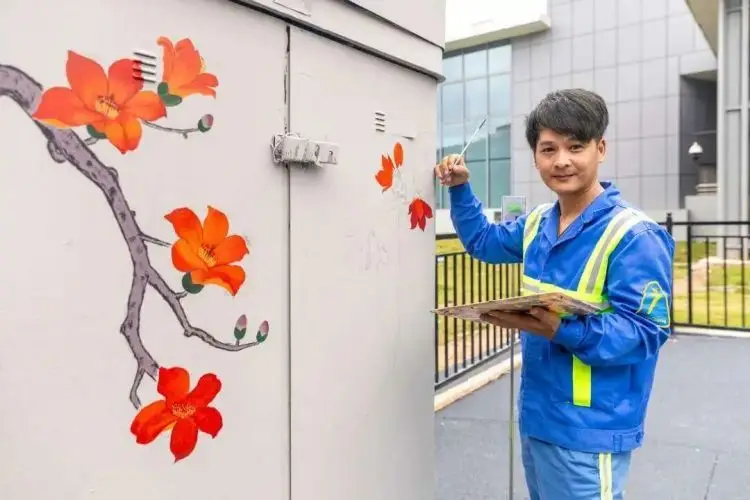 廣州環衛工在街頭電箱畫畫火出圈！當事人回應：小時候因動漫愛上畫畫