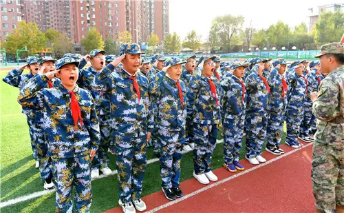 颯！操場變“軍營”！奧林小學萌娃佇列喊出最強音