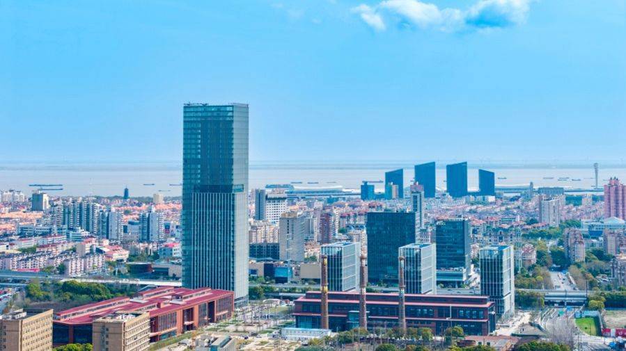 你的舊衣服，正在變成麥當勞、瑞幸的地板、花箱和真金白銀！