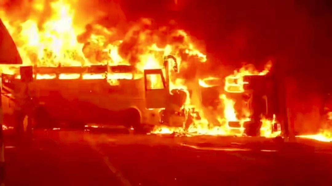 原創印度旅遊大巴與卡車相撞，致14死23傷，兩車燒成空殼！什麼原因？