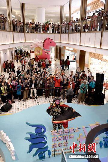 上海白玉蘭戲劇表演藝術獎戲劇嘉年華快閃演出亮相新天地東臺裡