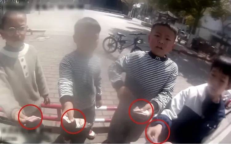 小學生用電話手錶報警，民警還未下車就被“包圍”了……