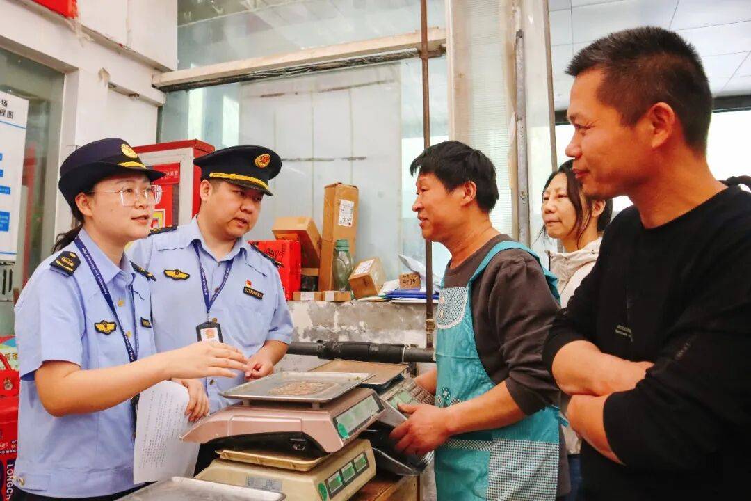 保障市場公平交易 師市市場監管局上門檢定電子秤