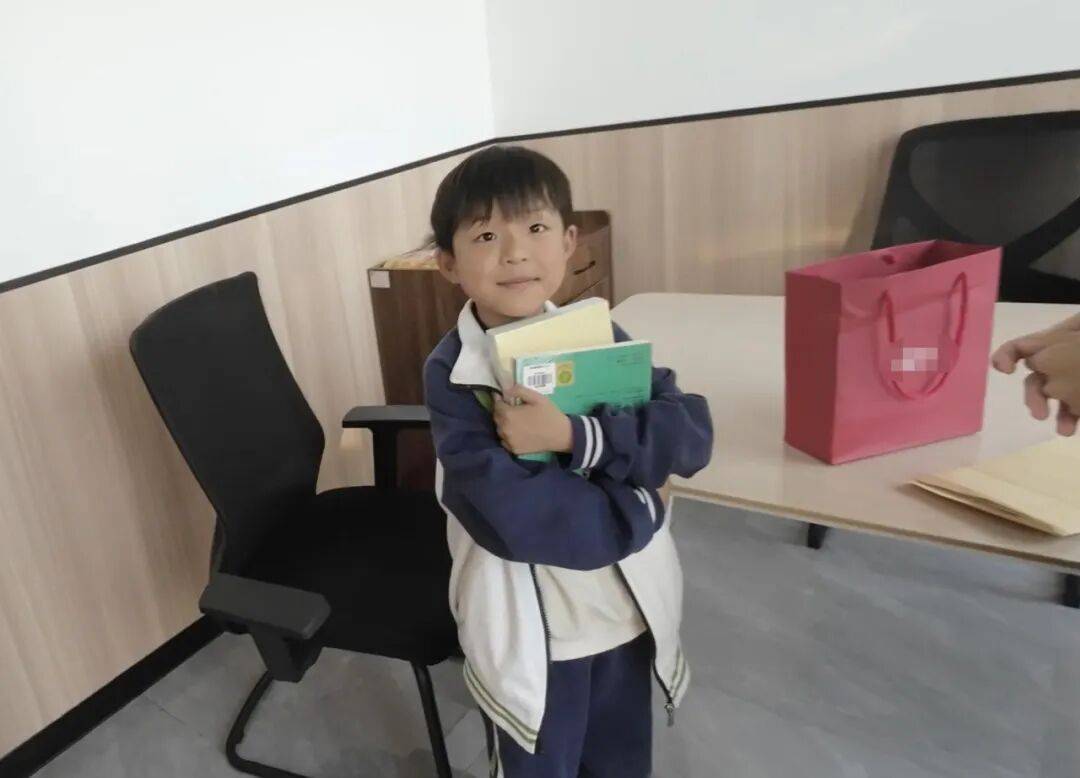 杭州7歲男孩撿到電話手錶，民警跑專賣店充電尋人，失主送來圖書感謝