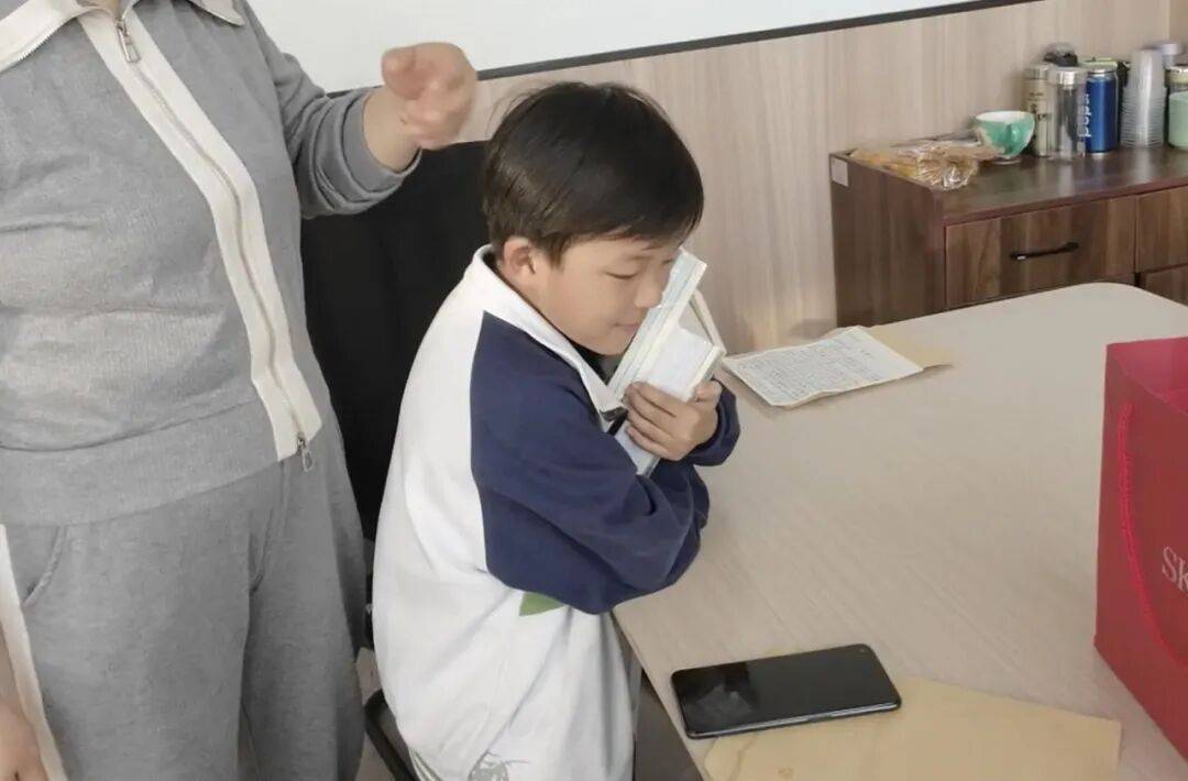 杭州7歲男孩撿到電話手錶，民警跑專賣店充電尋人，失主送來圖書感謝