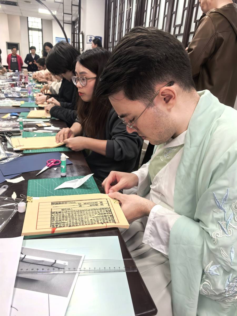 指尖古韻遇見世界書香，上師大留學生沉浸式體驗中國古籍裝幀