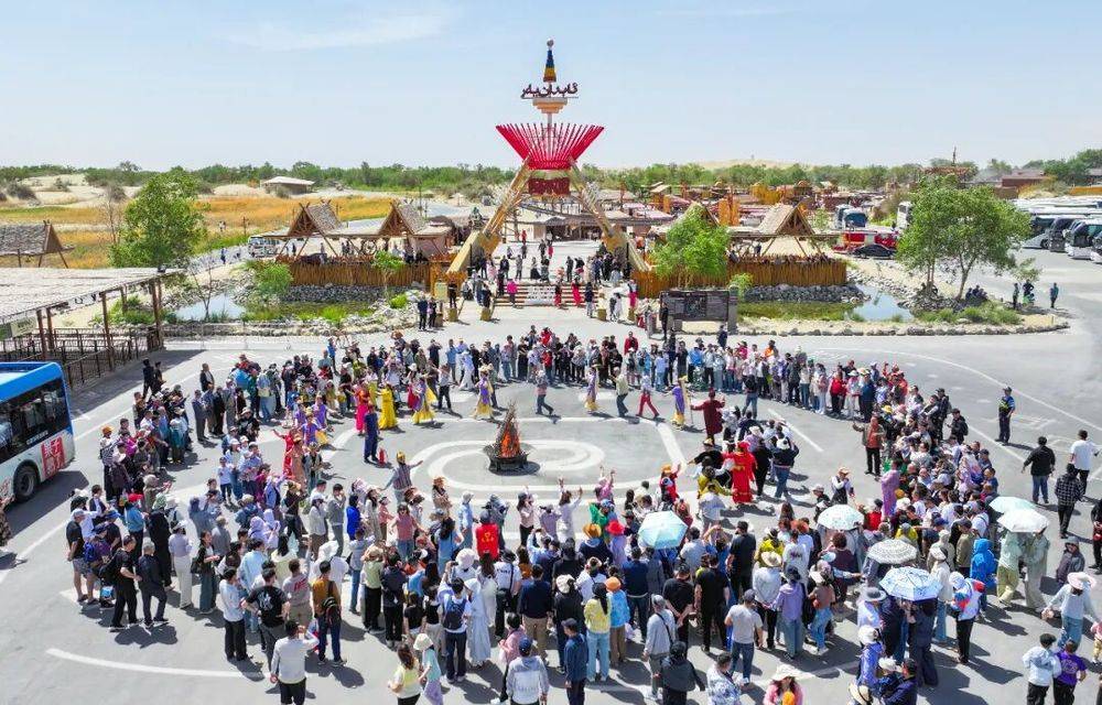 尉犁：羅布人村寨景區迎來沙漠旅遊熱