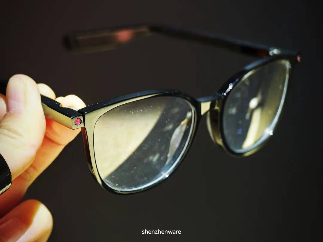 為什麼看到 14.9g 就心動了？Moonix AI 眼鏡背後的減法藝術