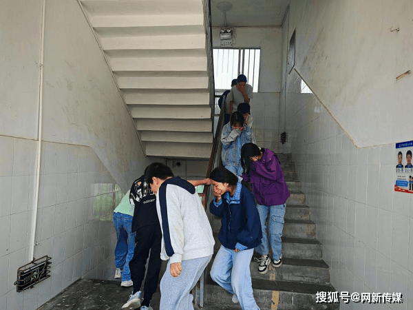 巴州區關渡小學消防安全知識培訓暨消防應急疏散演練