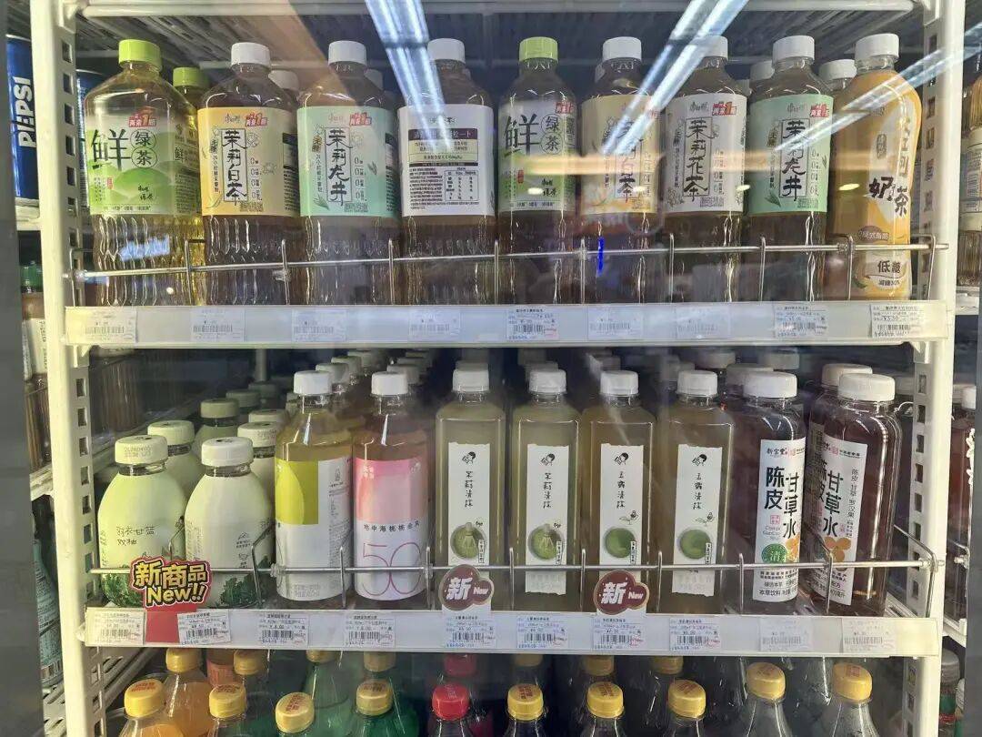 從杯子到瓶子，茶咖巨頭們把生意做到了超市貨架上