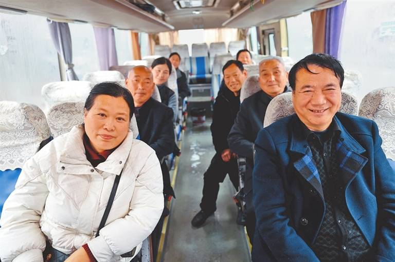 中國最“固執”客運班車 47年情暖移民（堅定不移沿著習近平總書記指引的方向奮勇前進）