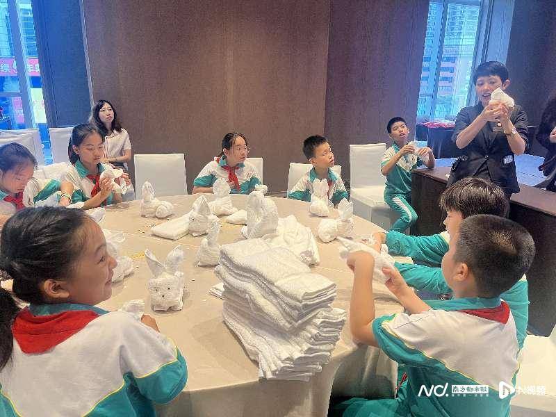 體育西路小學四年級學生“上崗”啦！在真實場景體驗多種職業
