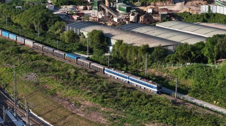 重慶：“點到點”快速貨物列車首次混編開行