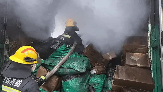 你的快遞可能被燒了！江西境內一快遞貨車著火……
