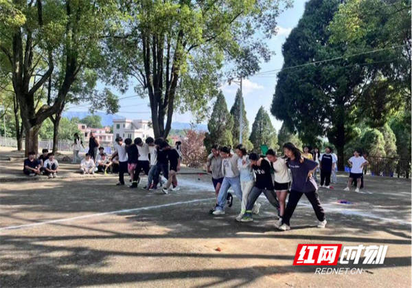 新田縣高山中學開展九年級中考減壓趣味團體活動 2026-06-18 11:39:18