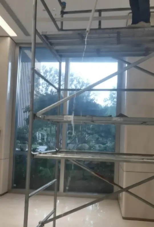 深圳業主新房裝修遇積水，開發商打孔排水數日，住建部門回應