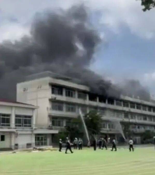 日本一小學突發火災，目前火勢仍在蔓延