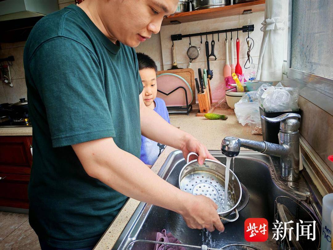 家裡的“超人”被定格！鎮江中山路小學推出特殊作業，用鏡頭和行動感恩父愛