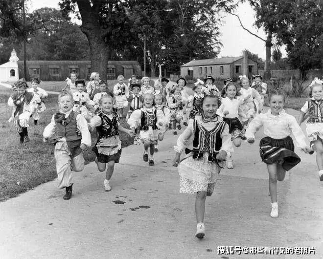 老照片 1955年波蘭移民在英國 和現在的移民截然不同