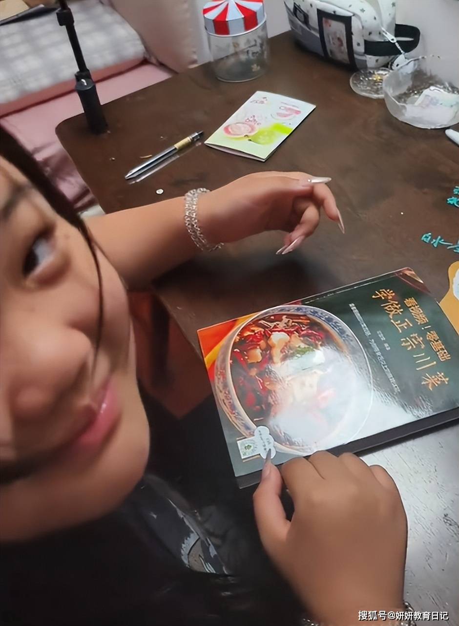 原創“沒見過這麼富態的女兒”，小學女生深夜不學習卻看菜譜，被點贊
