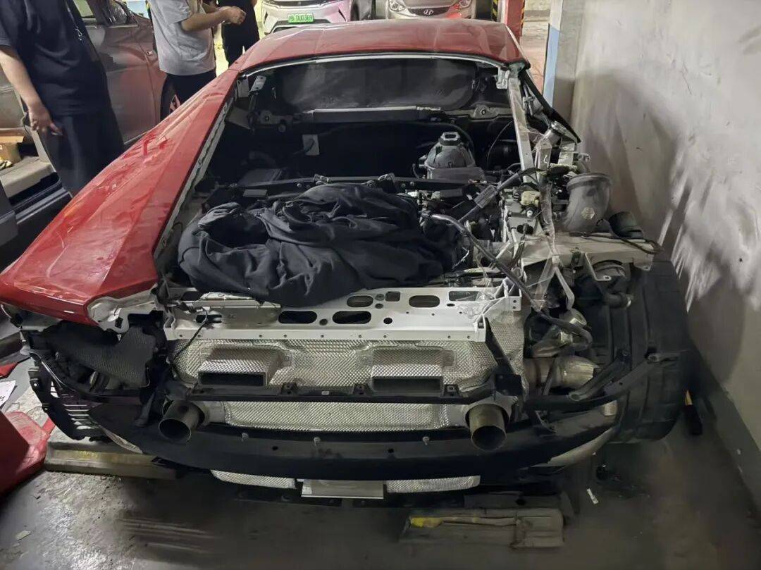 上海嘉定：百萬豪車停在地庫，竟被人“螞蟻搬家式”拆光賣了