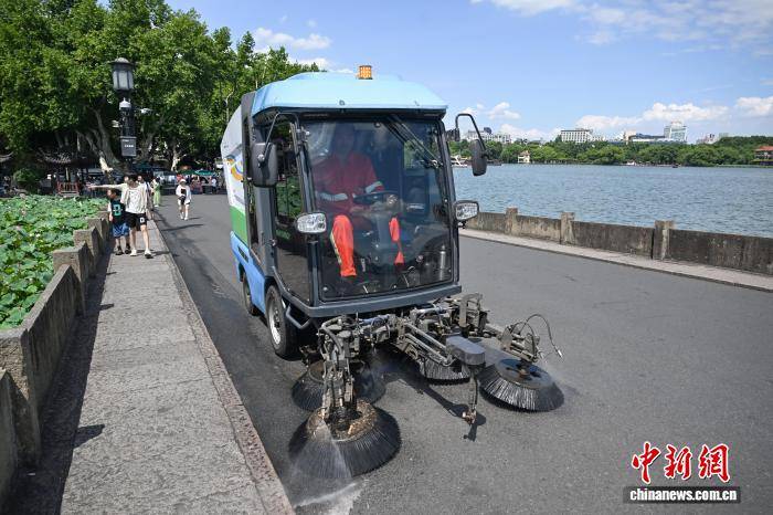 江南三伏天 杭州科技裝備為戶外環衛工“頂班”彰顯科技溫度