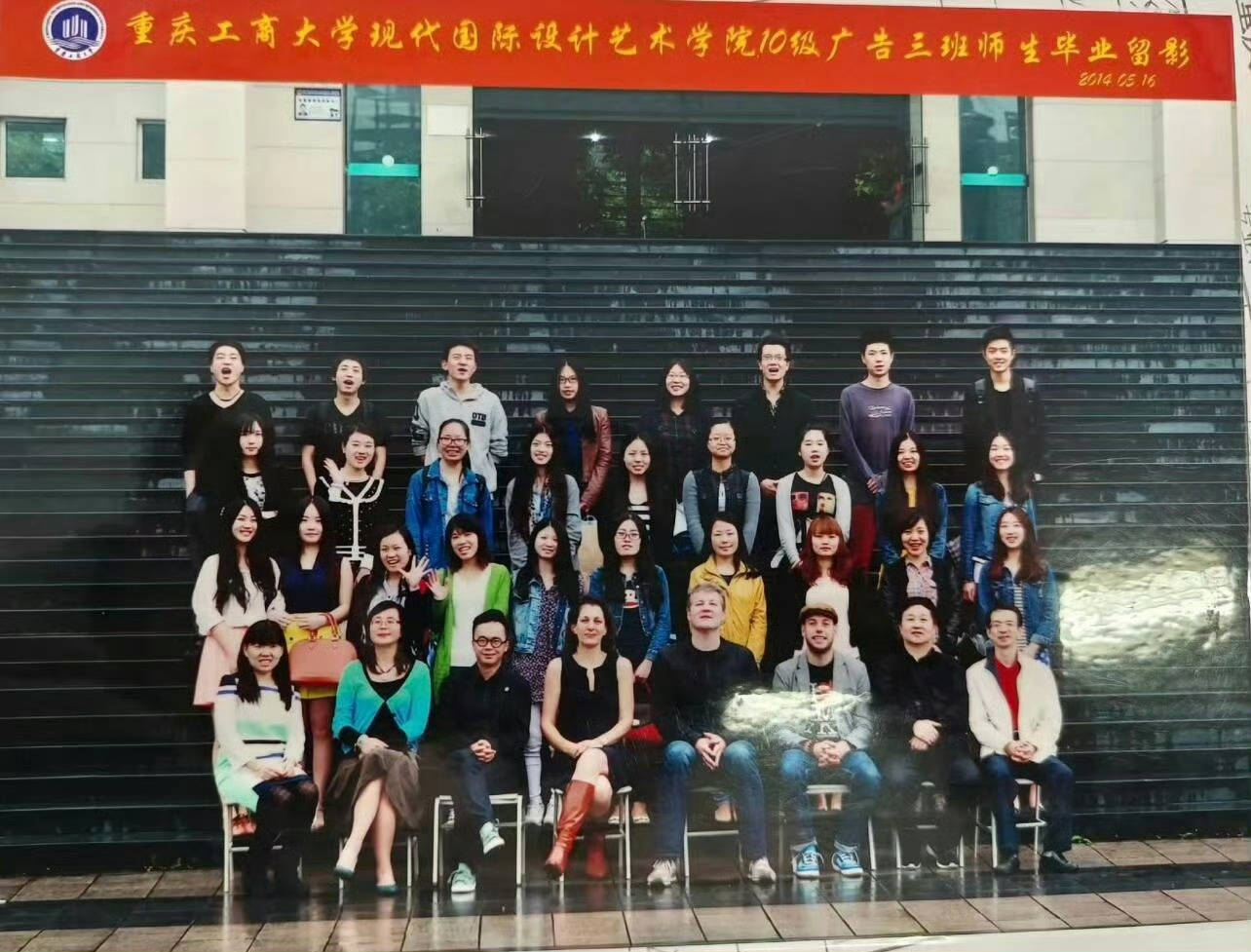 原創肖戰大學時期一張“路過卻被拉去合影”的畢業照引關注