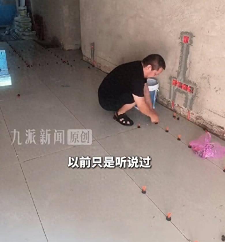 房子裝一半發現裝錯房，裝修師傅：瓷磚都貼了一半，弄錯的兩間房門對門，沒有門牌號和物業，業主打電話時手都有點抖，幾萬的損失是有的
