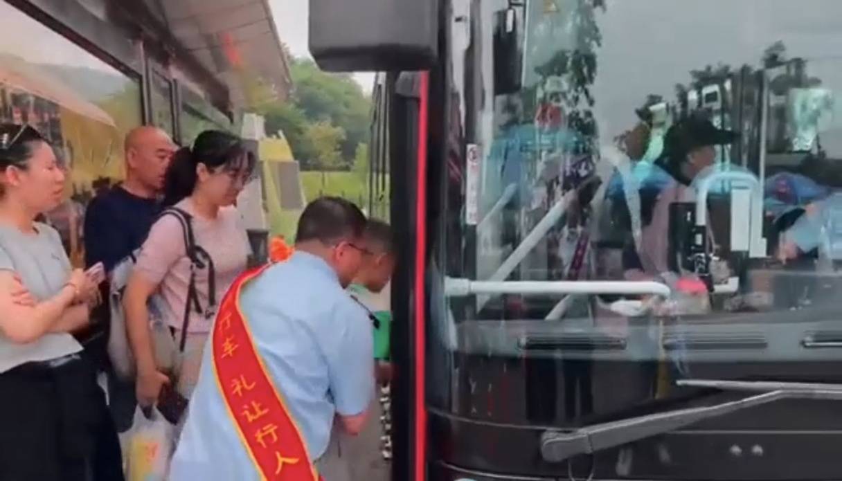 暑期旅遊客流“升溫” 大連公交涉旅遊線路迎大客流