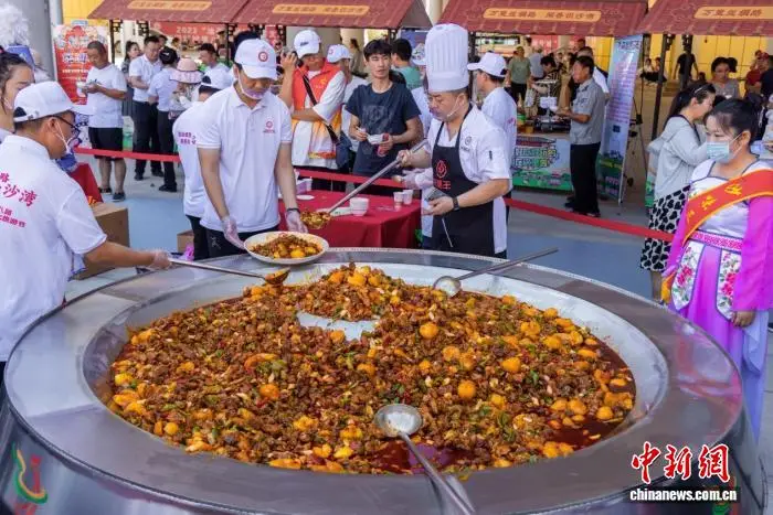 新疆大盤雞的土豆之辯：美食何須死守一套“標準答案”