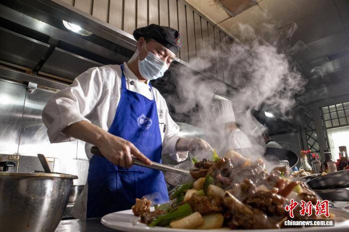 新疆大盤雞的土豆之辯：美食何須死守一套“標準答案”
